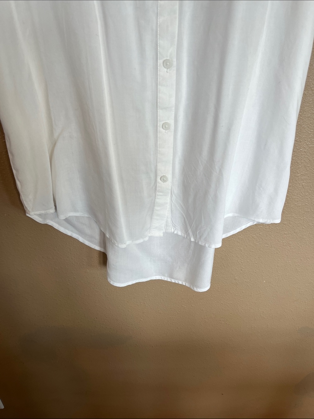 beachlunchlounge White Sleeveless Button-Down Shirt with Chest Pocket - Picture 4 of 9